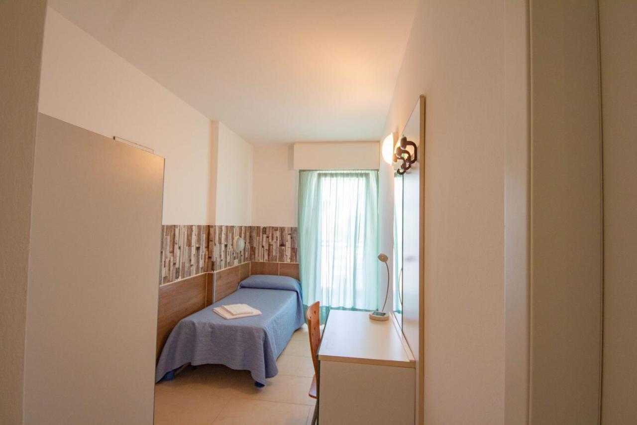 Hotel Ambra Lignano Sabbiadoro Exterior photo