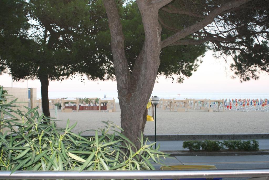 Hotel Ambra Lignano Sabbiadoro Exterior photo