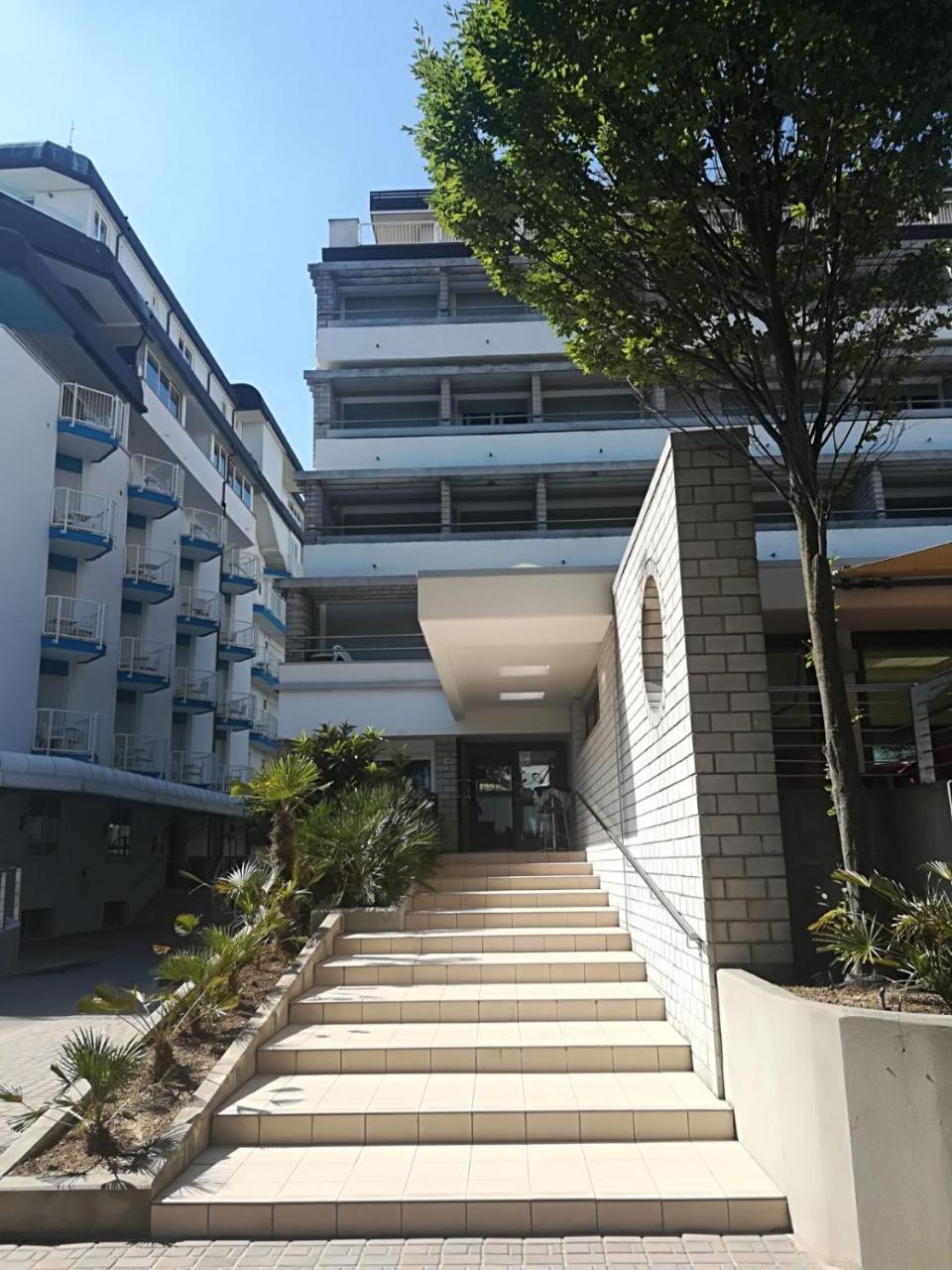 Hotel Ambra Lignano Sabbiadoro Exterior photo